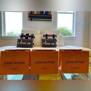 Authentic LV Paper Shopping Bag

Measurements 8.75x 8.75” x 7”